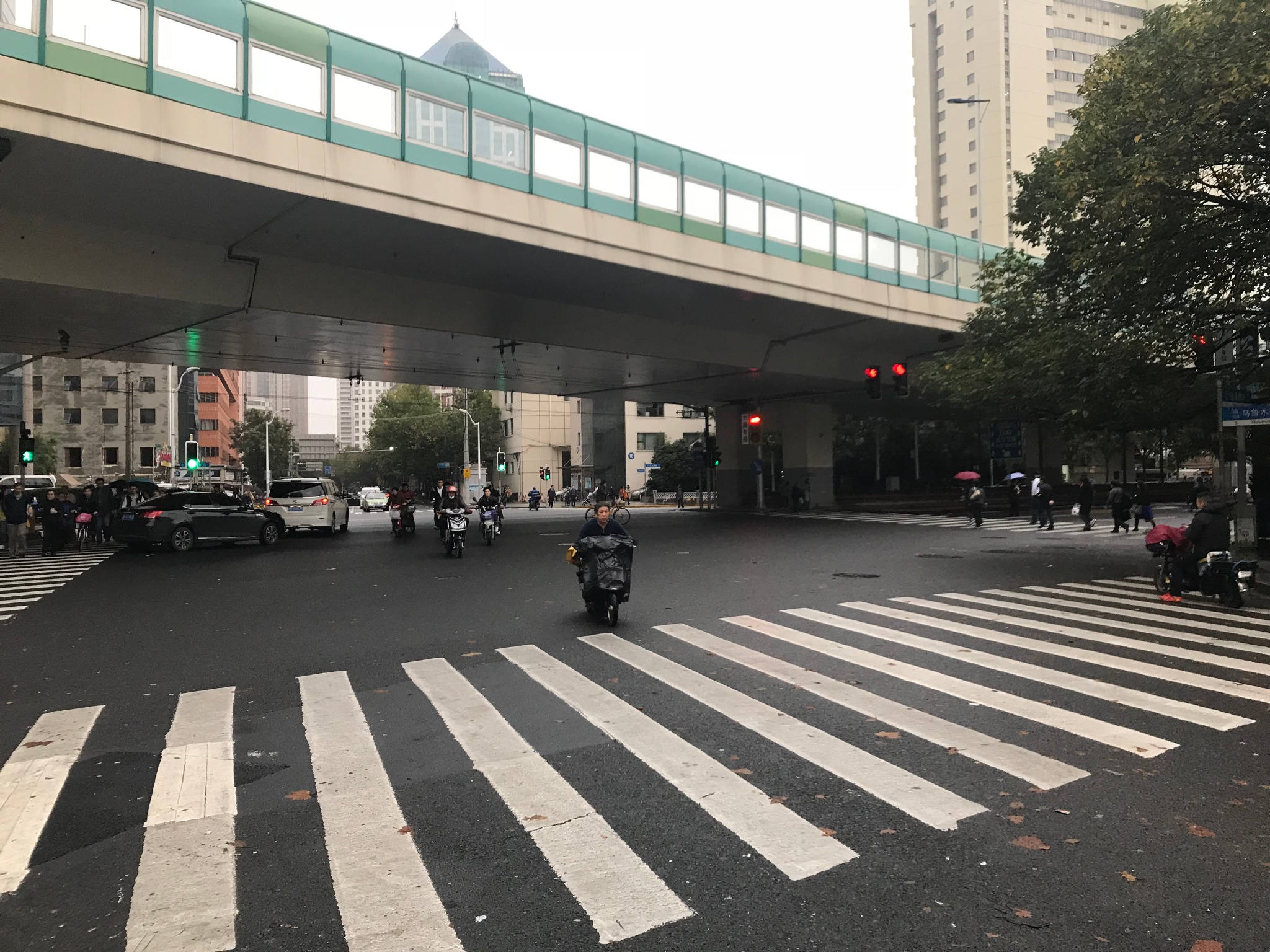 路过高架，再过一个街区就是华山医院
